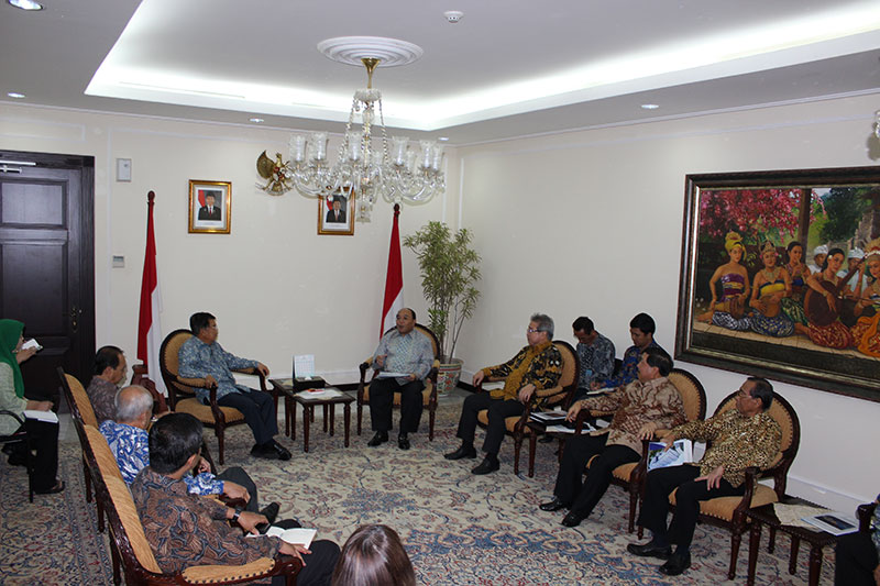 GIIAS BERTEMU WAPRES. Beberapa pimpinan GAIKINDO menemui Wakil Presiden (Wapres RI) Jusuf Kalla di Jakarta pada 22 Juni 2015, untuk membahas kesiapan GIIAS 2015. GAIKINDO diwakili Ketua Umum GAIKINDO Sudirman MR, didampingi oleh Ketua III GAIKINDO merangkap Ketua Penyelenggara GIIAS 2015, Johnny Darmawan. Tiga ketua GAIKINDO lainnya yakni Jongkie D Sugiarto (Ketua I), Johannus Nangoi (Ketua II), Rizwan Alamsjah (Ketua IV ), serta Sekretaris Umum GAIKINDO Noegardjito. (FOTO-FOTO: Adam Yudha)