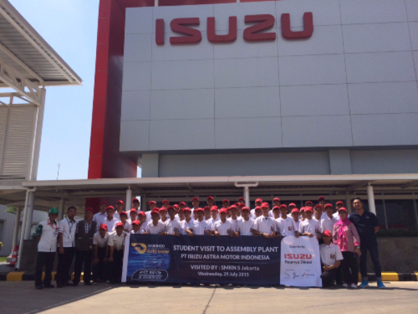 KUNJUNGAN KE ISUZU. Menjelang GIIAS 2015, GAIKINDO mendorong kegiatan kunjungan ke pabrik kendaraan oleh para siswa sekolah untuk membekali generasi muda denga pengetahuan yang bermanfaat. (FOTO: Seven Events)