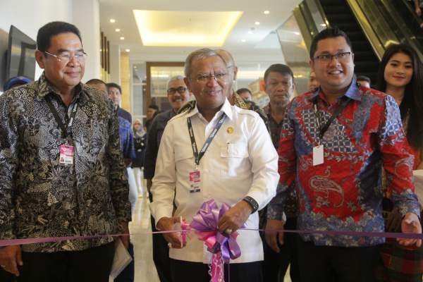 (Dari kiri) Rizwan Alamsyah (Ketua III GAIKINDO), Agus Arifin Nu'mang (Wakil Gubernur Makassar), dan Andy Wismaryah (Presiden Direktur Seven Event) membuka GIIAS Makassar Auto Show 2016.