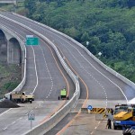 Sebuah alat berat melakukan pengerukan tanah di lokasi proyek pembangunan jalan tol Semarang-Solo seksi II ruas Ungaran-Bawen di Desa Lemah Ireng, Kabupaten Semarang, Jateng, Selasa (7/1). Jalan tol sepanjang 11,9 kilometer yang sesuai rencana beroperasi pada akhir tahun lalu itu terpaksa ditunda pengoperasiannya karena adanya masalah pada kondisi tanah yang bisa menyebabkan terganggunya Saluran Udara Tegangan Tinggi (SUTT) milik PLN. ANTARA FOTO/R. Rekotomo/ed/nz/14.