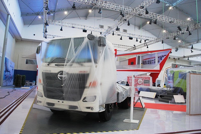 Truk dan Bus Aman Tampil indoor di GIIAS 2015