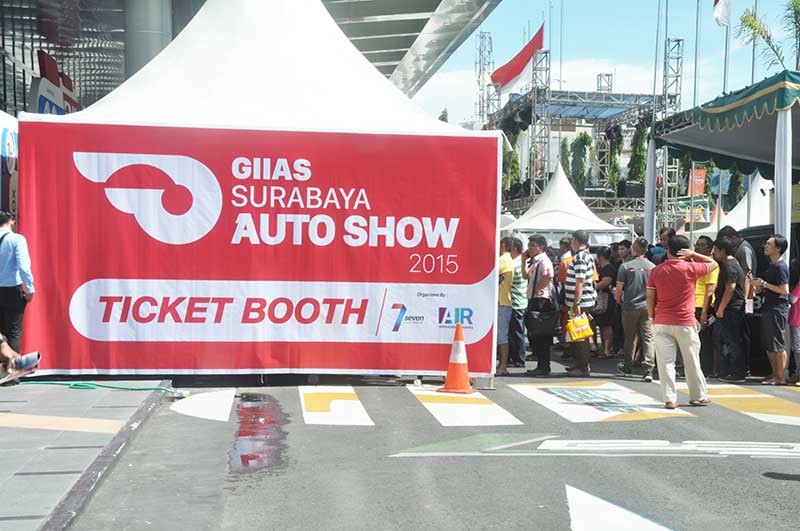 Hari Pertama GIIAS 2015 Surabaya Padat Pengunjung