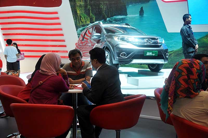 Pengunjung Transaksi di GIIAS 2015 Surabaya