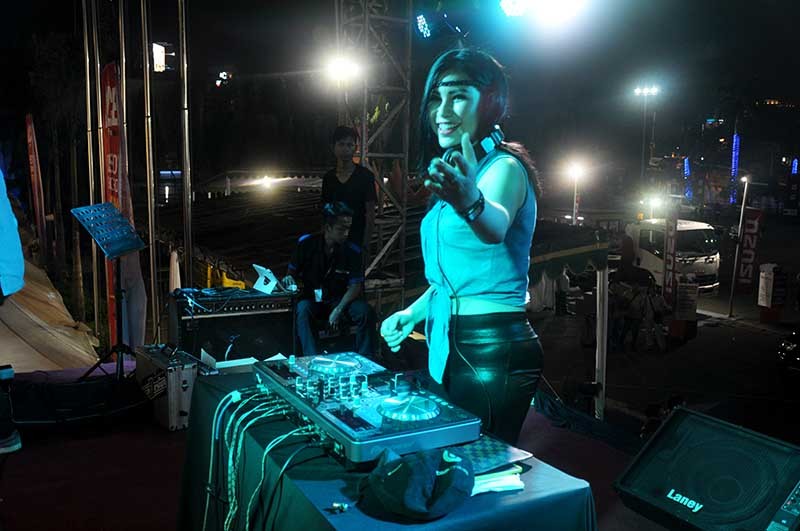 Live DJ Hibur Pengunjung GIIAS 2015 Surabaya