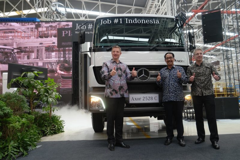 Truk Mercedes Buatan Indonesia Masuk Pasar
