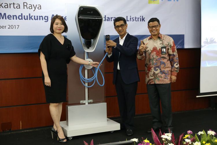 Kembangkan SPLU, PLN Gandeng BMW Indonesia