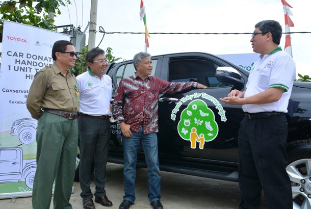 Toyota Sumbangkan Hilux untuk Pendidikan Pelestarian Alam di Jawa Barat