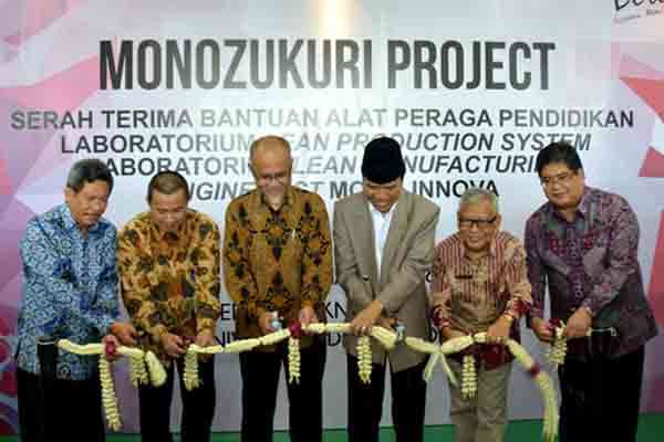 Toyota Serahkan Alat Peraga Industri Otomotif ke Undip