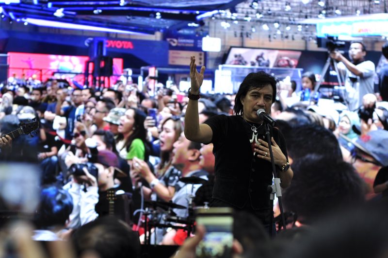 Penuh Sesak Sabtu Sore di GIIAS 2018