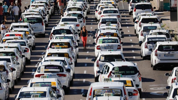 Taksi Online: Masa Depan Industri Otomotif dan Transportasi