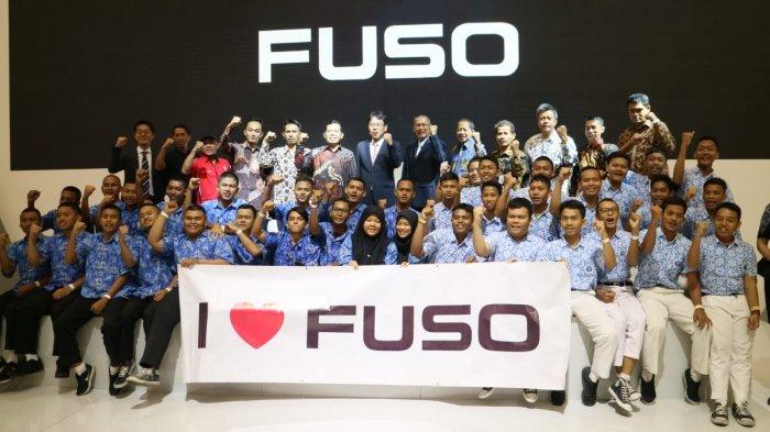 Mitsubishi Sumbangkan Colt Diesel untuk Praktek ke SMK Kebumen, Mojokerto, dan Pontianak