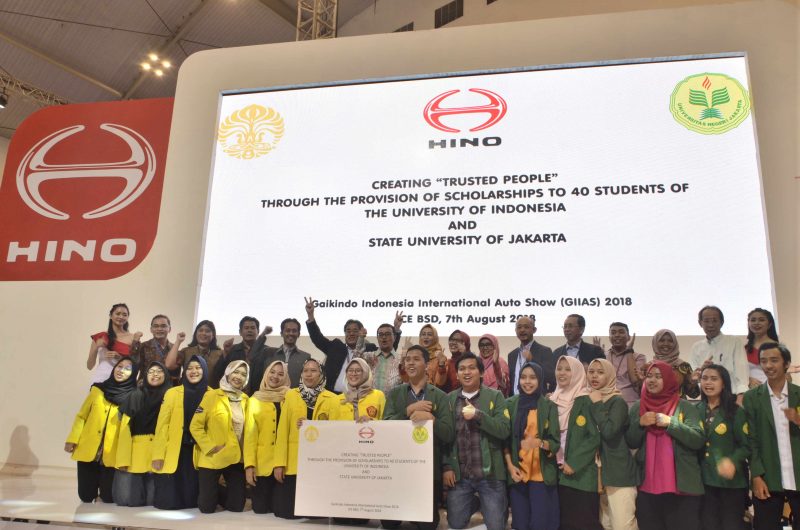 Hino Anugerahkan 40 Beasiswa kepada Mahasiswa UI dan UNJ