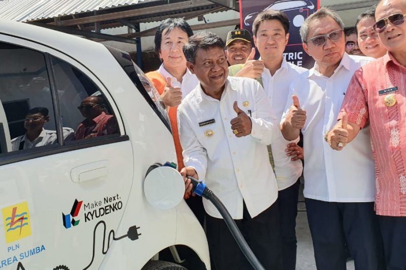 Mitsubishi Serahkan i-MiEV Dukung Studi Energi Baru Terbarukan