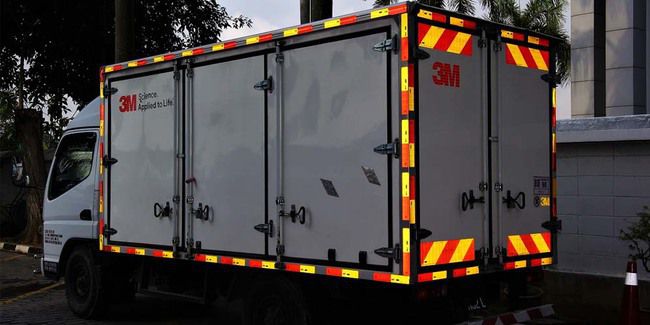 Mobil Niaga di Jatim Wajib Pasang Stiker Reflektor, Cegah Tabrakan dari Belakang