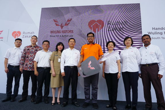 Wuling – Rumah Zakat Sumbangkan Confero untuk Ambulan dan Mobil Klinik