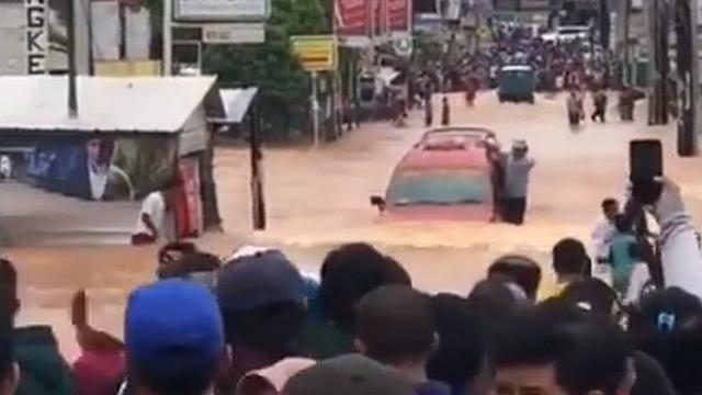 Isuzu Panther Menerobos Banjir, Lolos Berkat Posisi Air Intake
