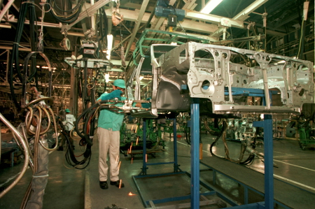 INDEF: Jika Penanganan Sigap Industri Otomotif Bisa Mulai Pulih Oktober 2020