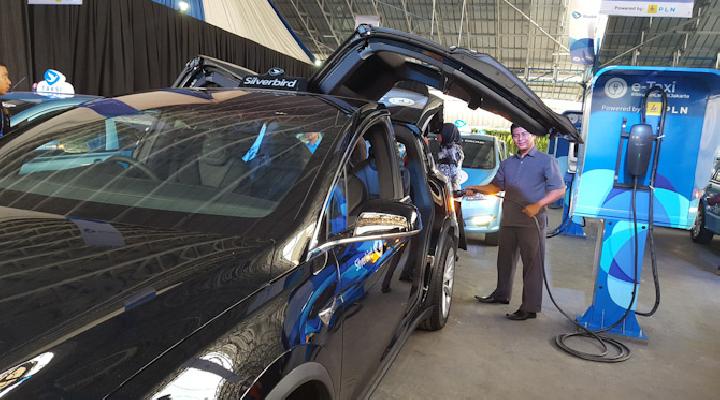 Generasi Z Menuntut Orangtuanya Beli Mobil Listrik