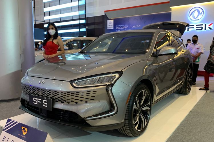 DFSK Kenalkan SUV Listrik Seres SF5 di Surabaya