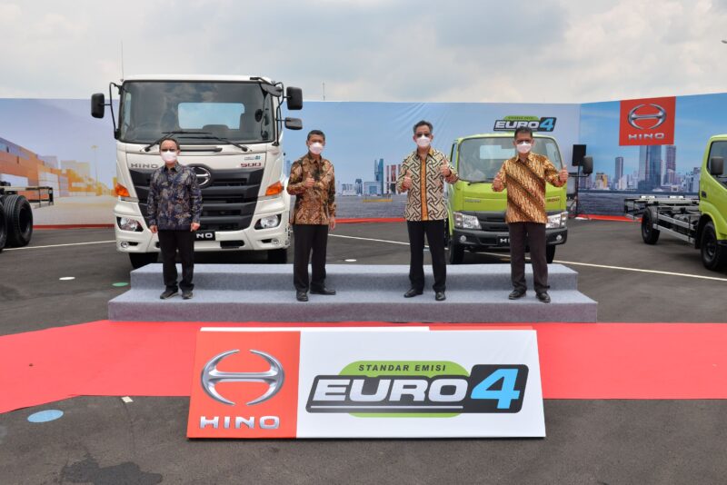 Hino Luncurkan Truk dan Bus Euro4 serta Wajah Baru Dutro