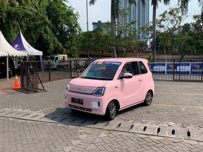 Pengunjung  Dapat Test Drive dan Test Ride di Pameran Mobil GIIAS Surabaya 2023
