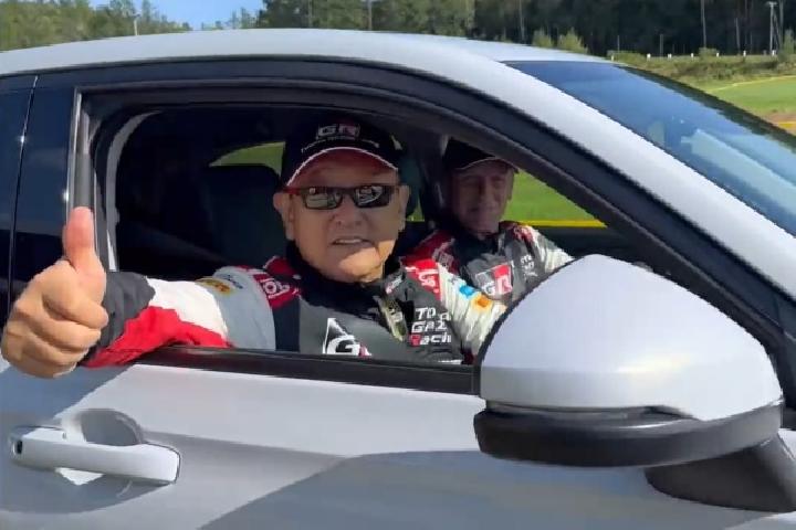 Bos Toyota Akio Toyoda Kasih Jempol saat Mengendarai Honda HR-V