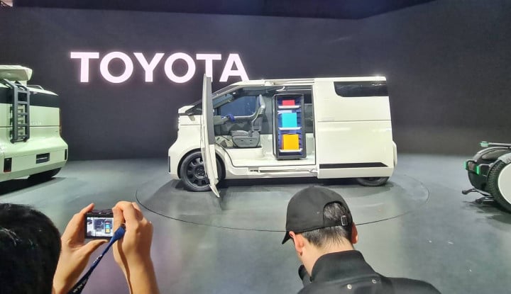 Lewat Strategi Multi-Pathway, Toyota Gerakkan Mobil Listrik di Indonesia