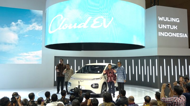 Wuling Cloud EV Pimpin Penjualan Mobil Listrik April 2024
