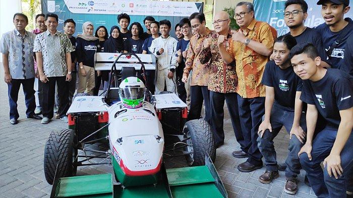 ITS Surabaya Semarakkan Pameran GIIAS 2024, Hadirkan Mobil Balap Listrik Karya Mahasiswa