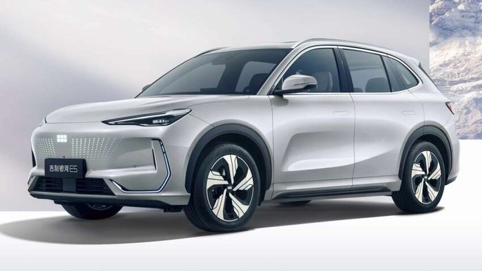 Geely Pamerkan Mobil Hybrid di GIIAS 2025