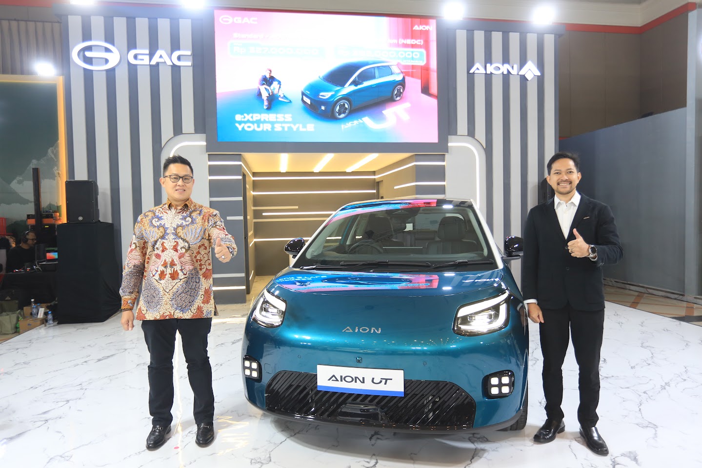 Mobil listrik AION UT ditampilkan di booth GAC Indonesia pada GIIAS Bandung 2025