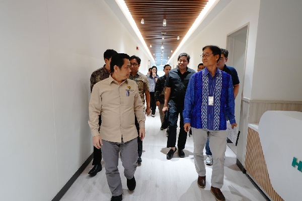 Kemenko Perekonomian Tinjau Fasilitas Baterai Mobil Listrik di Karawang